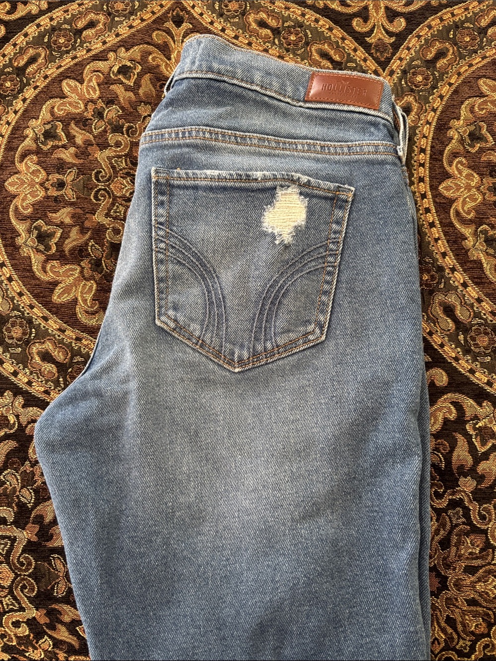 Hollister Distressed low rise, Capri Boyfriend Jeans in Medium Blue